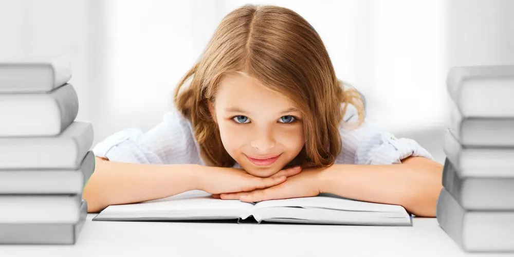 Petite fille qui se repose sur un livre