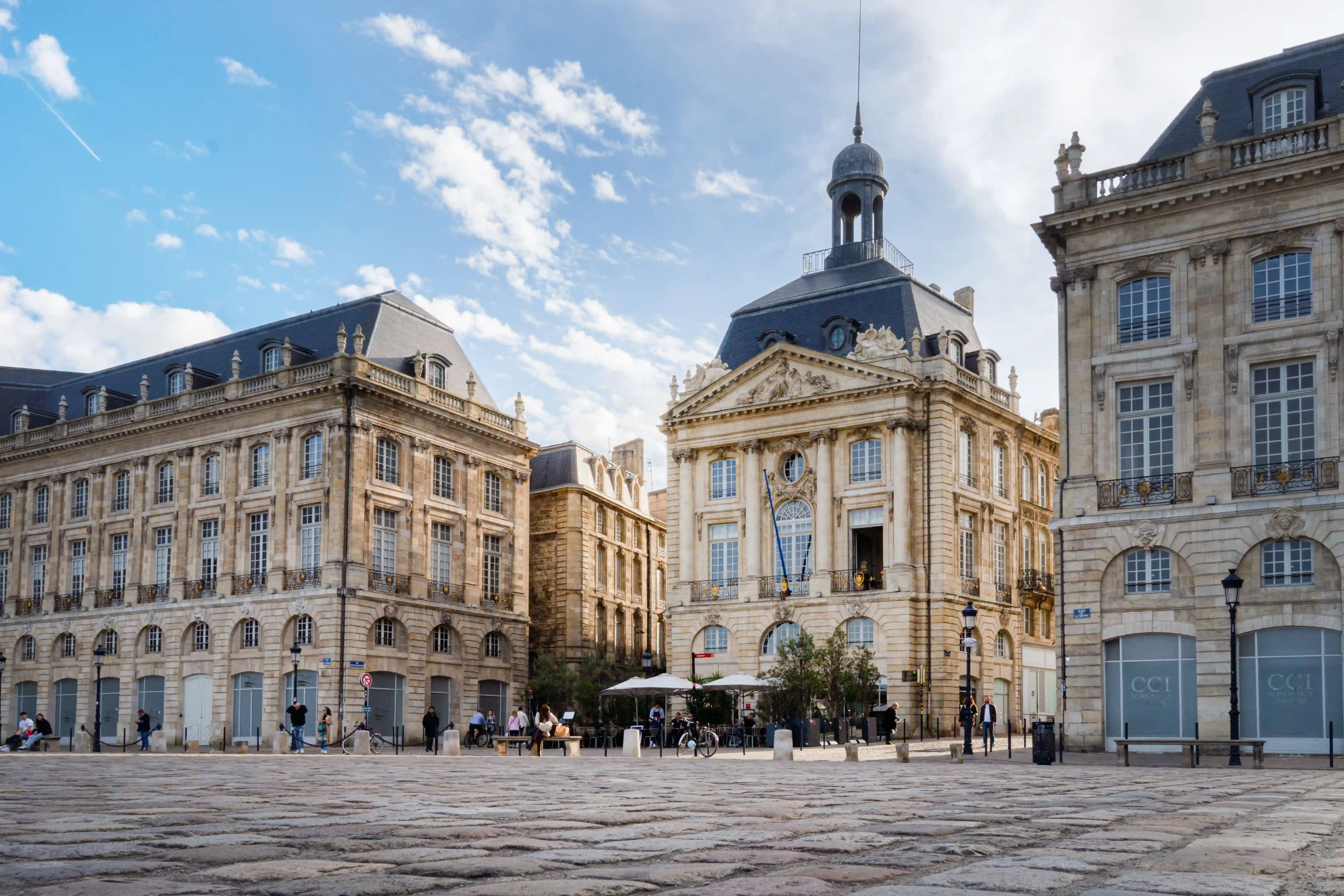 Groupe de personnes en entreprise qui suit une atelier