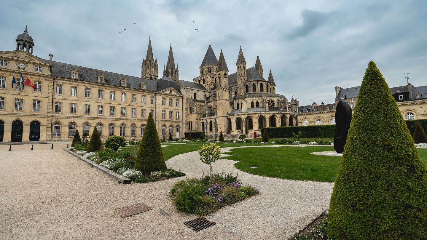 Groupe de personnes en entreprise qui suit une atelier