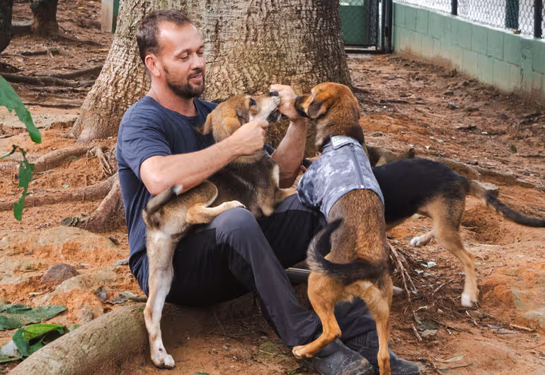 Equipe do Centro de abrigo e adoção Encontrei um Amigo