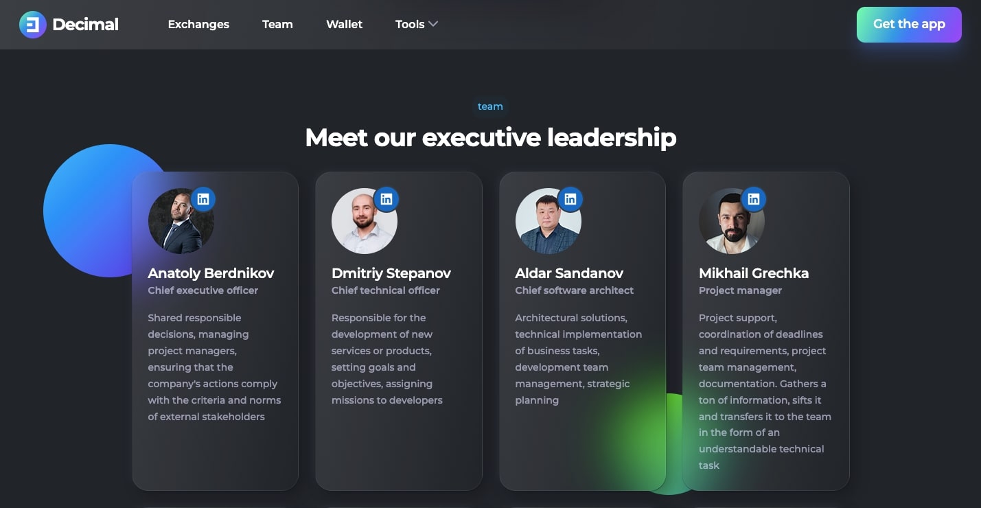 Black backgroud with 4 glassmorphic rectangles featuring LinkedIn photos, name, and short bios.