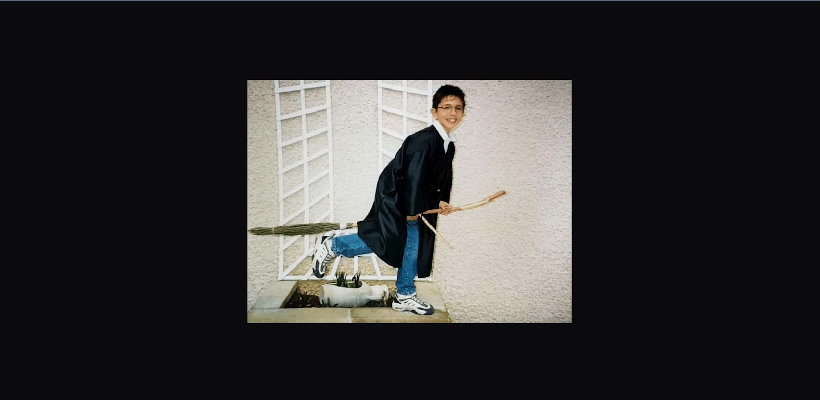 An image of Thomas Bosc's 404 page on his site. It shows a picture of him as a child riding a broom, pretending he is Harry Potter.