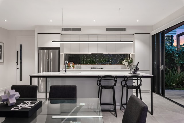 An example of whitespace used in interior design. Here, we see a white kitchen with use of sparse objects.