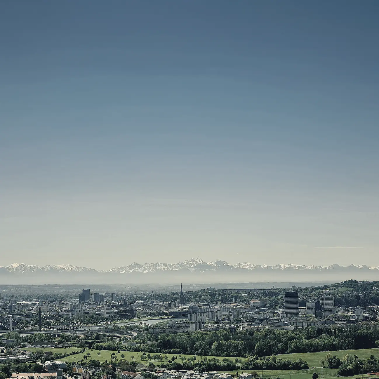 Panorama von Linz mit Bergen im Hintergrund