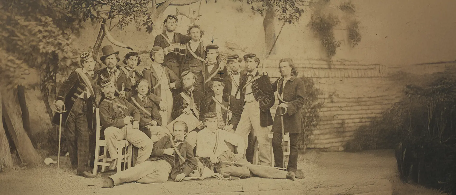 Historisches Foto aus den Gründungsjahren des Corps Alemannia auf dem 14 Studenten zu sehen sind.