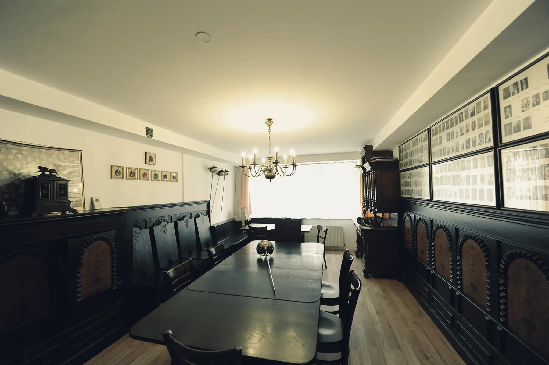 Historischer Sitzungssaal des Corps mit einem auf dem Tisch liegenden Schläger, der Waffe der Mensur.