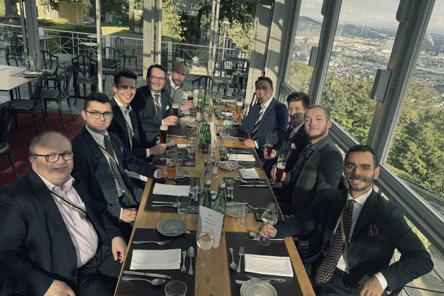 Freundschaftliches Treffen der alten Herren und Corps-Studenten im Restaurant.