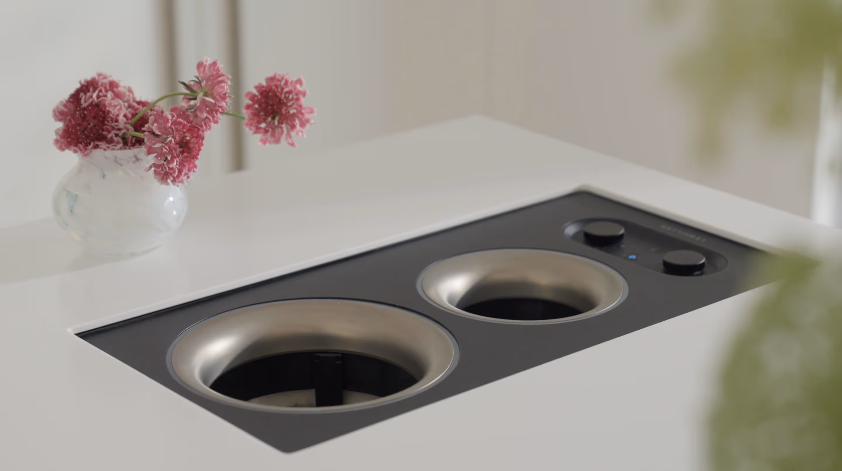 Brings every bottle to the perfect temperature