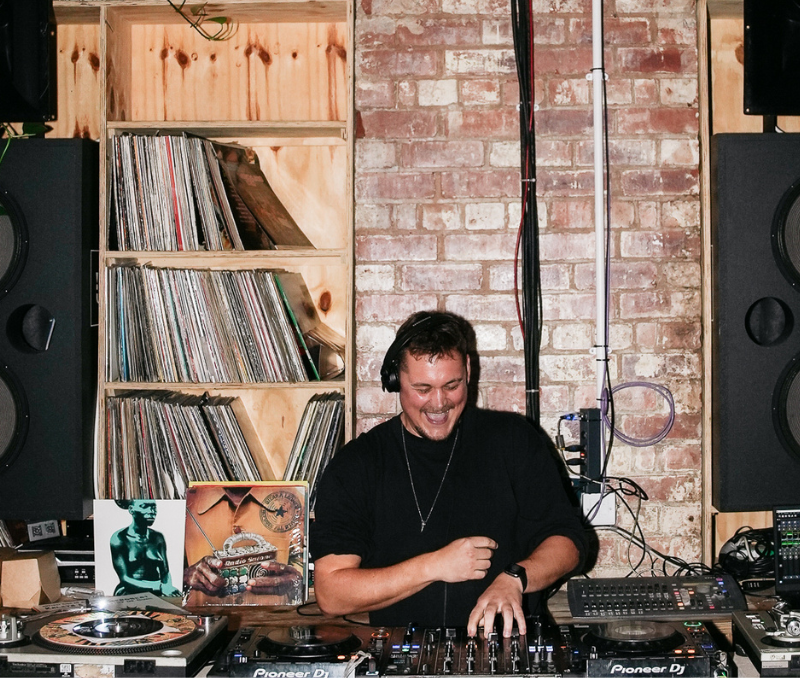 DJ