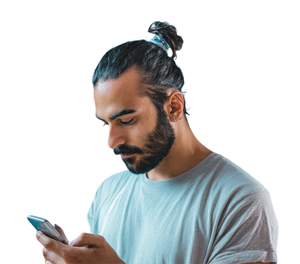 Een man met Midden-Oosterse roots kijkt op zijn smartphone.