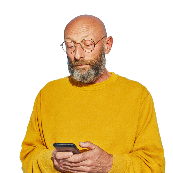 Een kale man kijkt op zijn smartphone