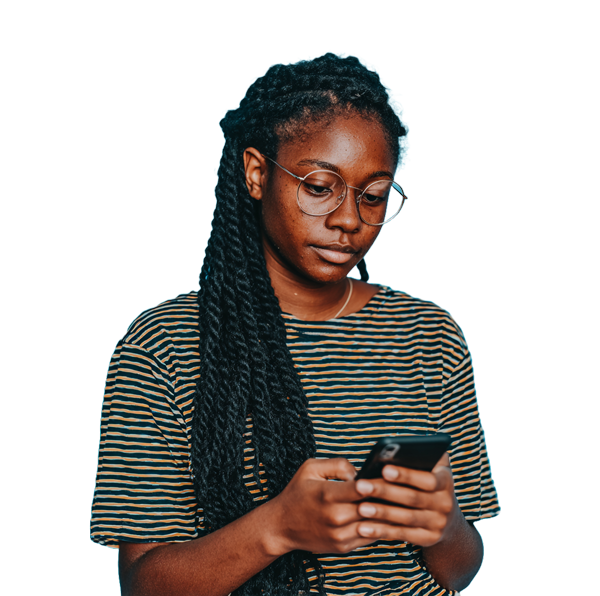 Een zwarte jonge vrouw kijkt naar haar smartphone