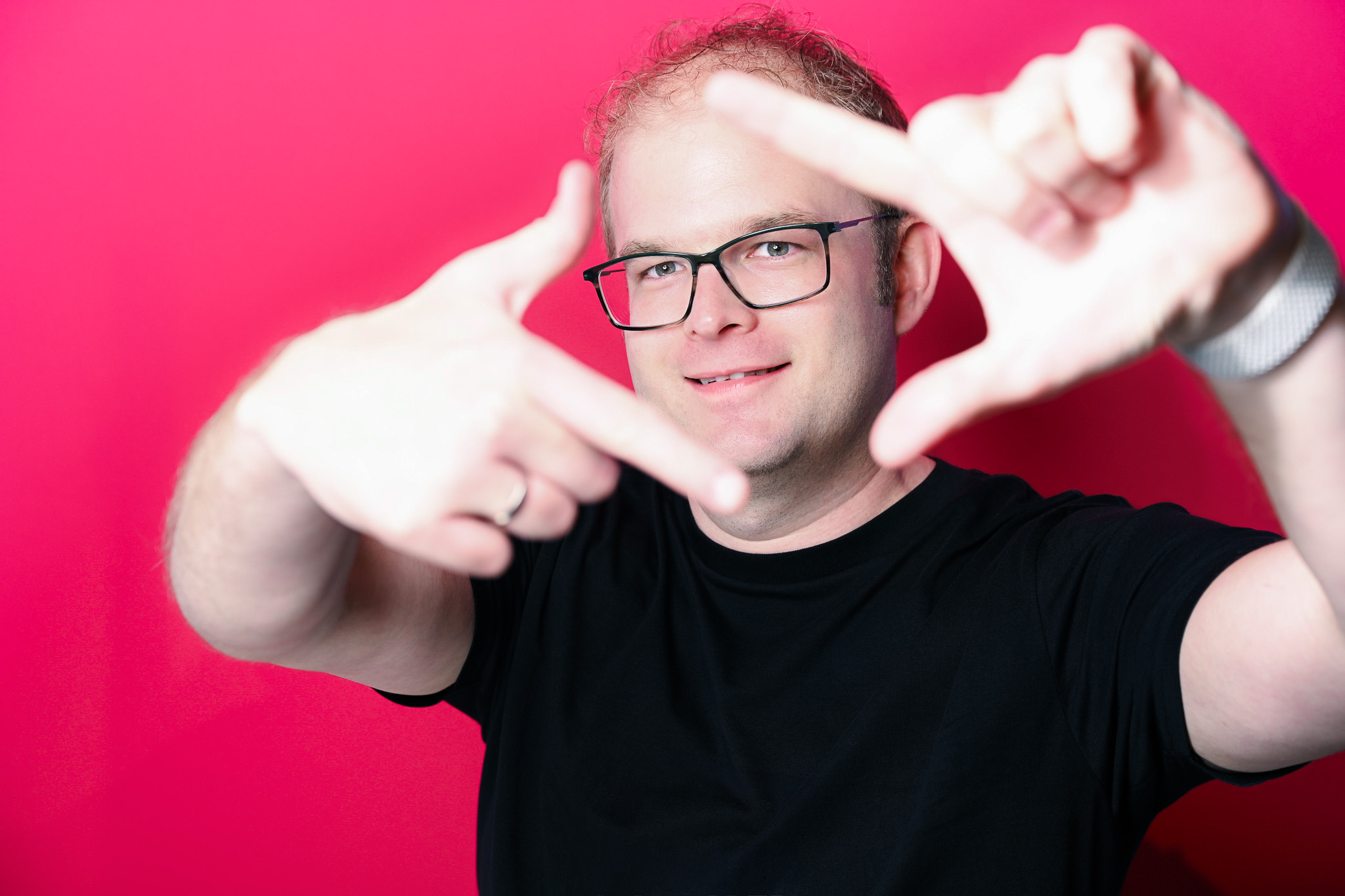 Nicolai Krämer, Portraitfoto, Hände als Rahmen vor dem Gesicht