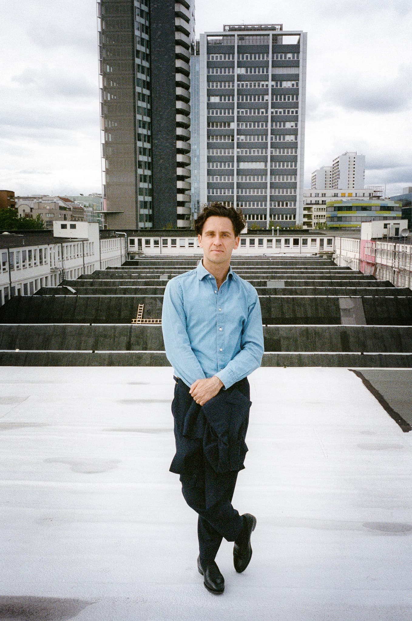 Gründer Konstantin Heilmann vor Hochhäusern Berlins