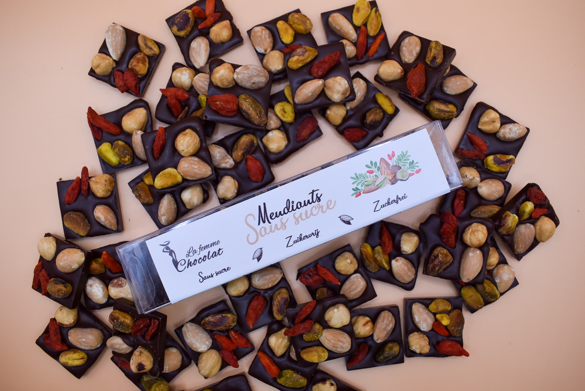 Carrés de mendiants en chocolat noir sans sucre garnis d’amandes, noisettes, pistaches et baies goji – La Femme Chocolat