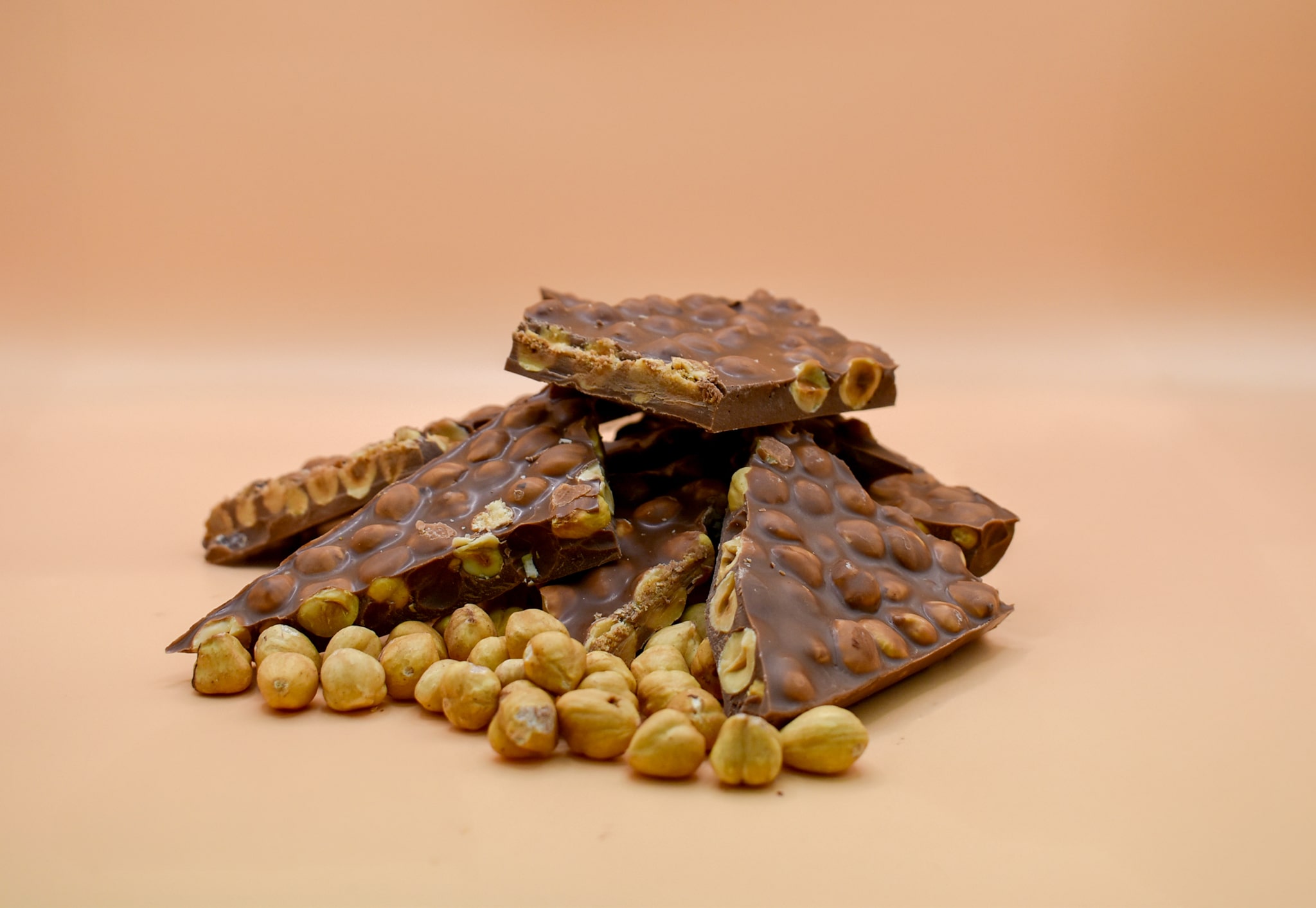 Chocolat au lait artisanal garni de noisettes