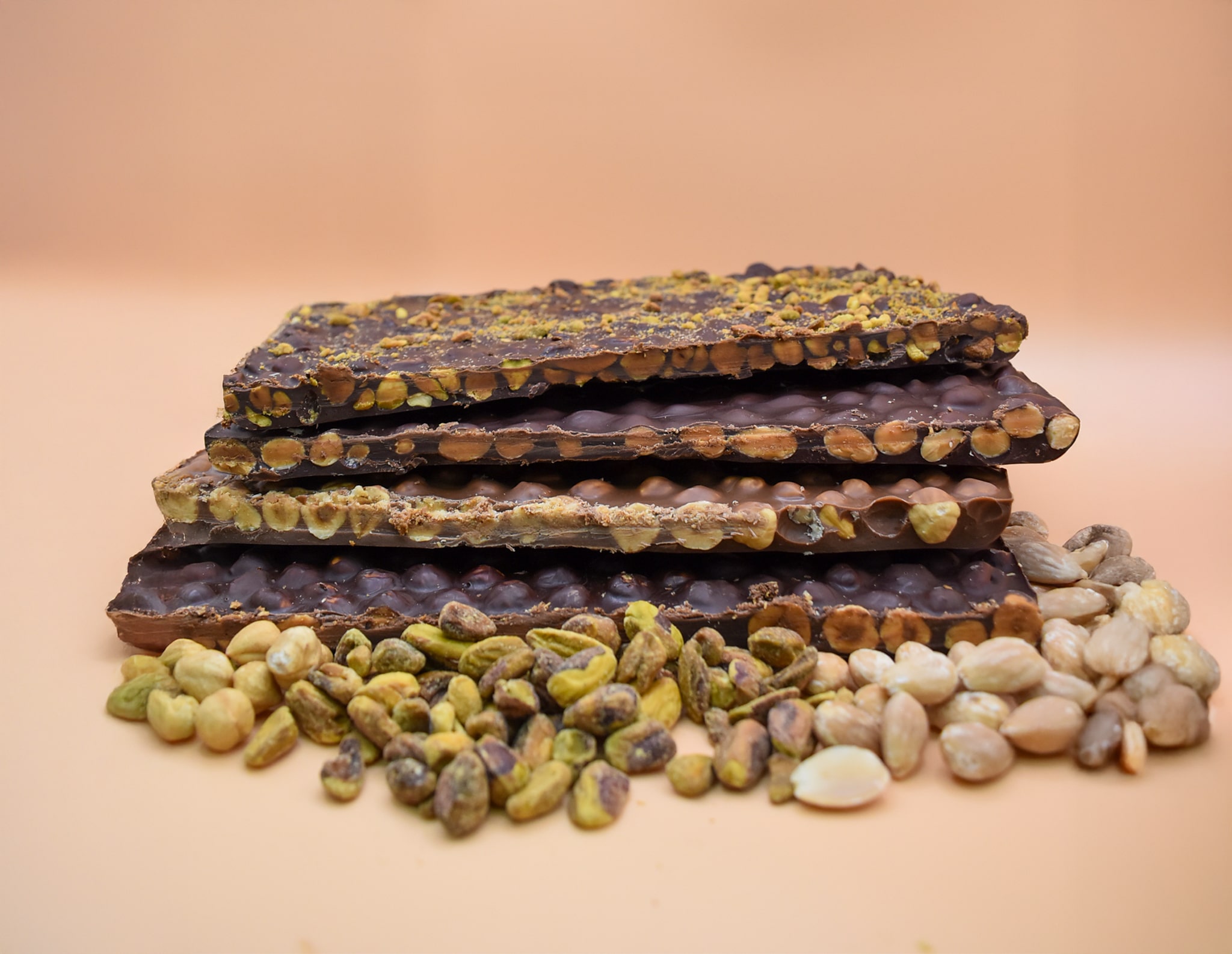 Tablettes artisanales de chocolat noir garnies de pistaches et amandes – La Femme Chocolat