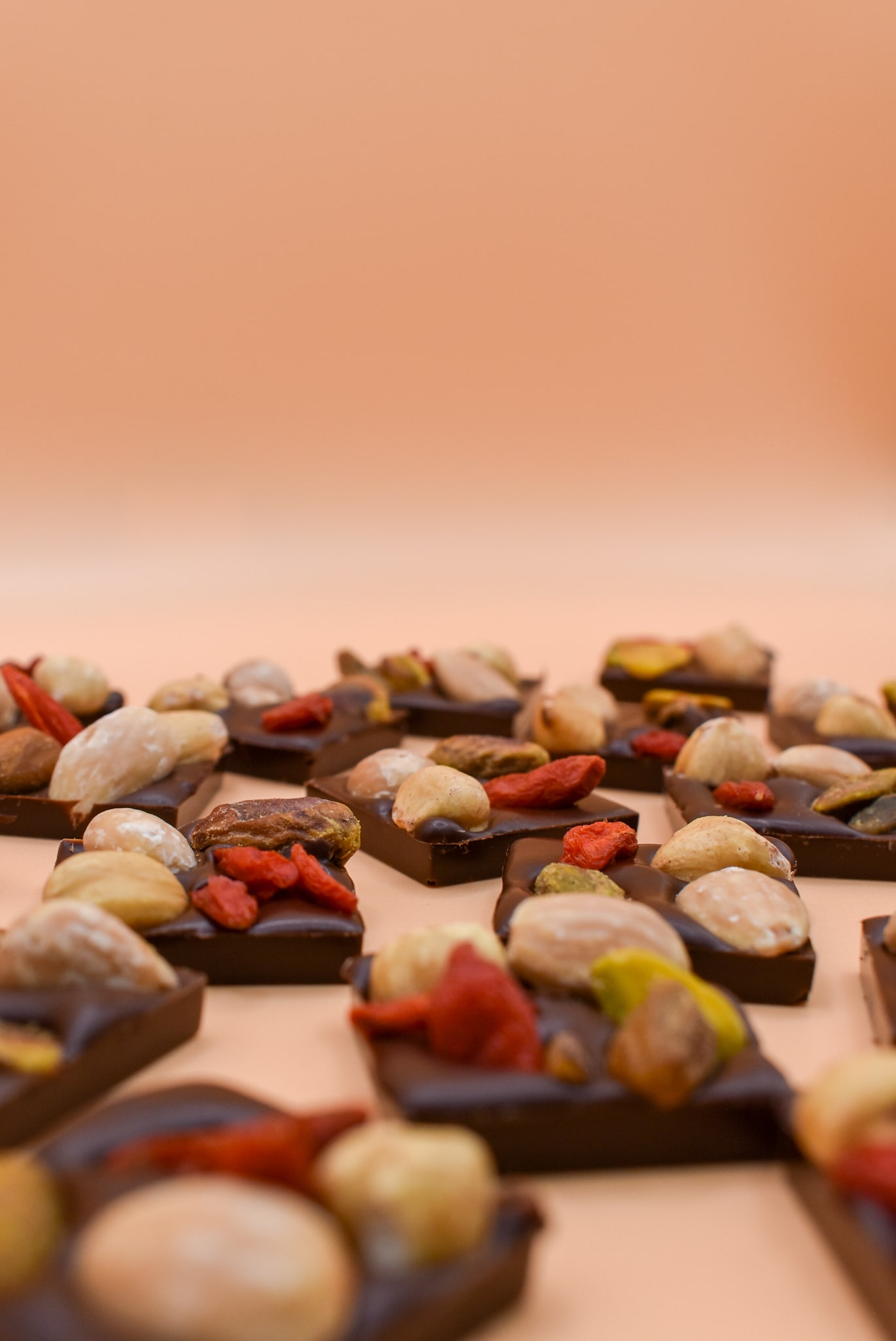 Carrés de mendiants en chocolat noir sans sucre garnis d’amandes, noisettes, pistaches et baies goji – La Femme Chocolat