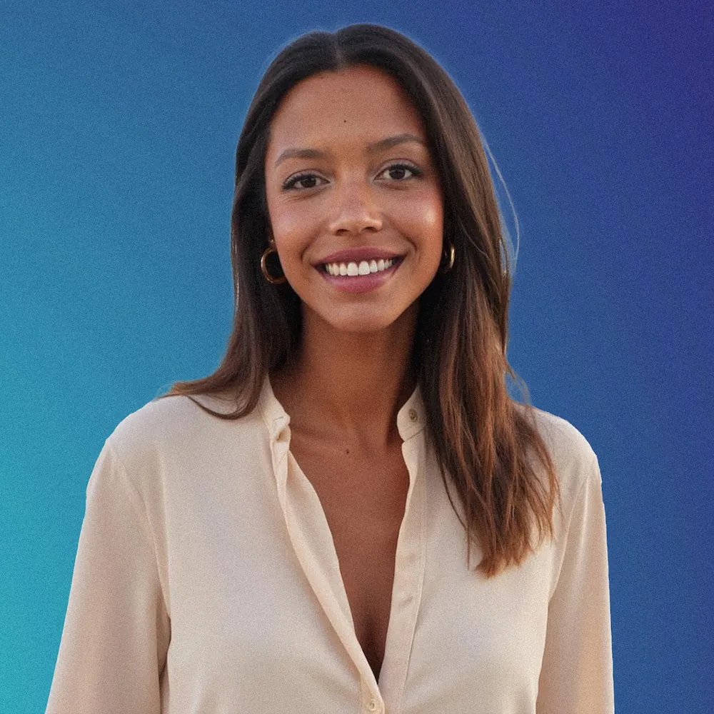 Photo d’Alissa Honoré – développeuse spécialisée Webflow, portrait souriant sur fond bleu