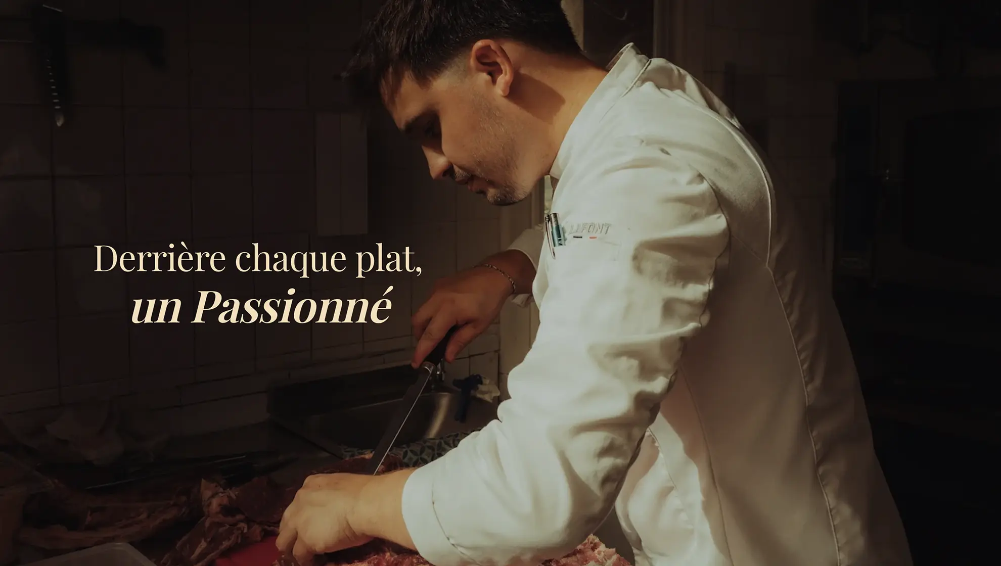 Portrait du chef Jérémy Bunisset en cuisine