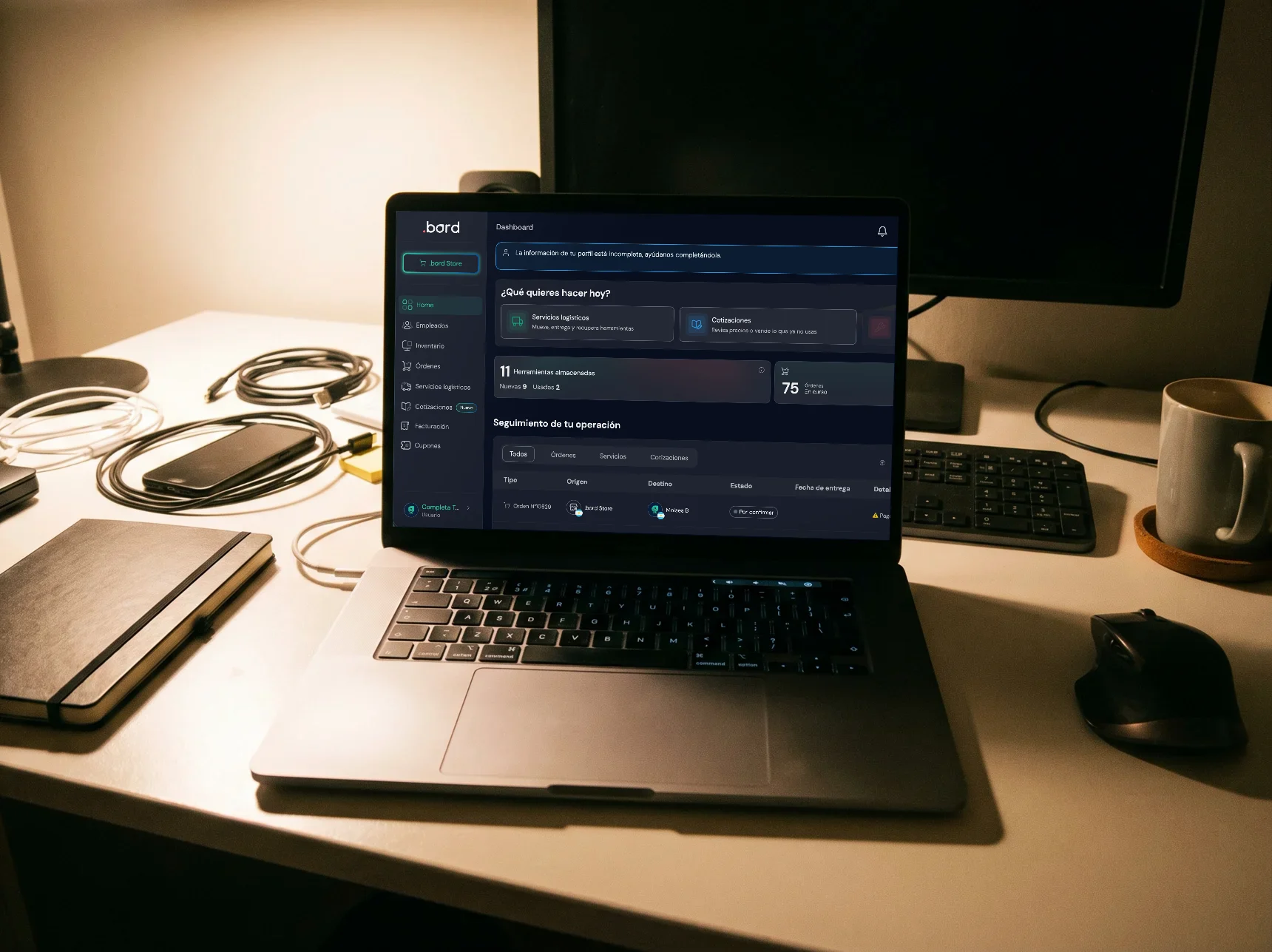 Un portátil abierto sobre el escritorio con la vista de Dash.Bord