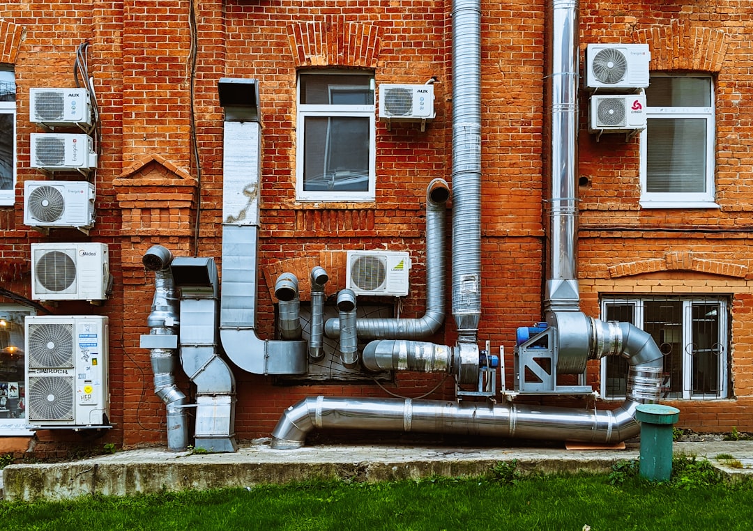 A diagram showing refrigerant transitioning from a liquid state to a gaseous state inside a copper pipe - how your air