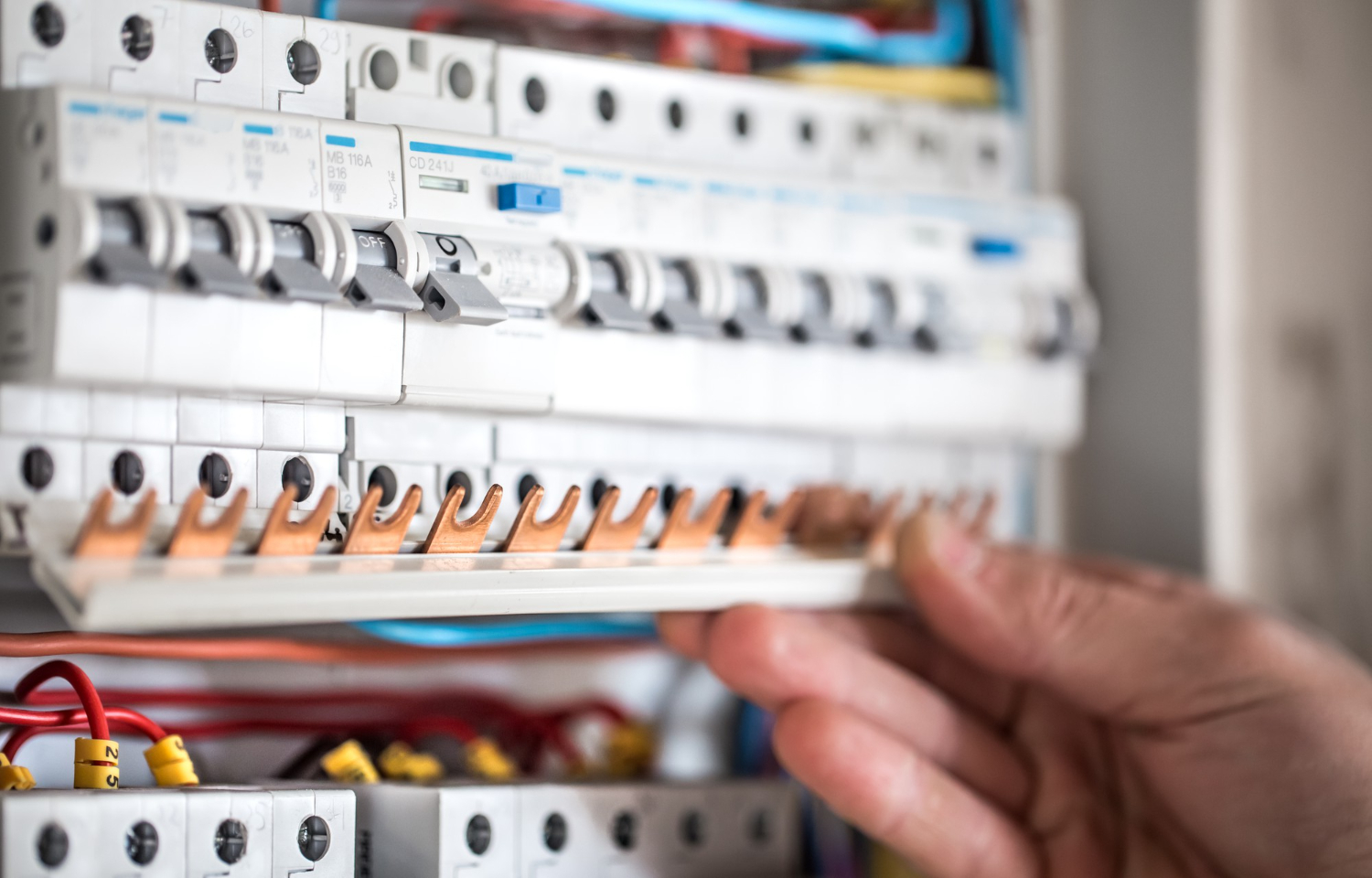 How Our Technicians Handle Fuse Box Repair