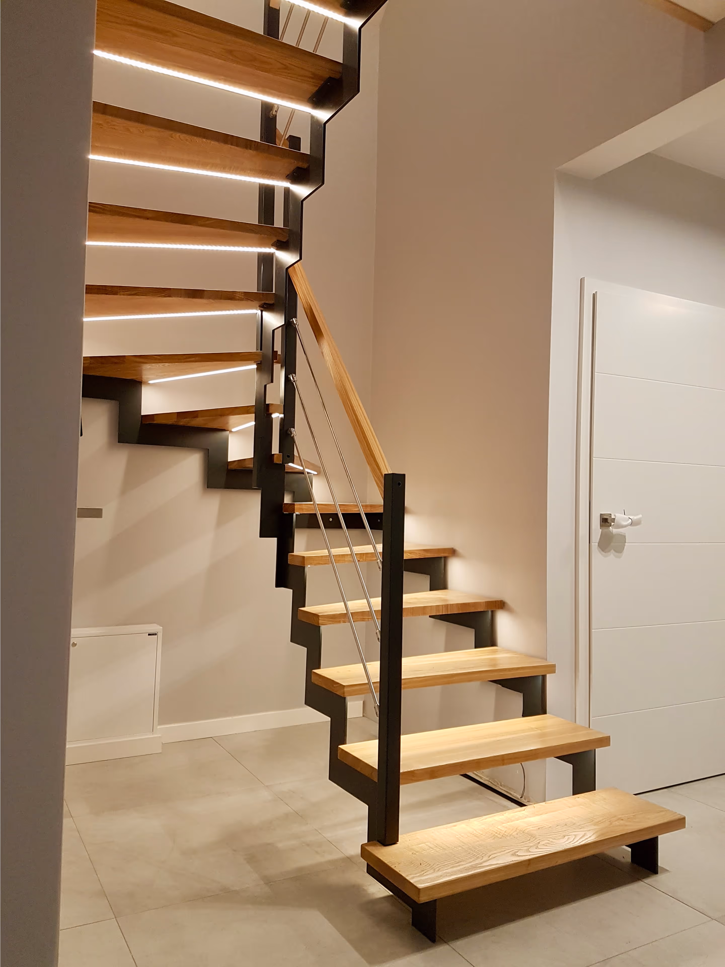 Ekskluzywne schody metalowe z drewnianą powłoką stopni i oświetleniem LED – nowoczesne rozwiązanie