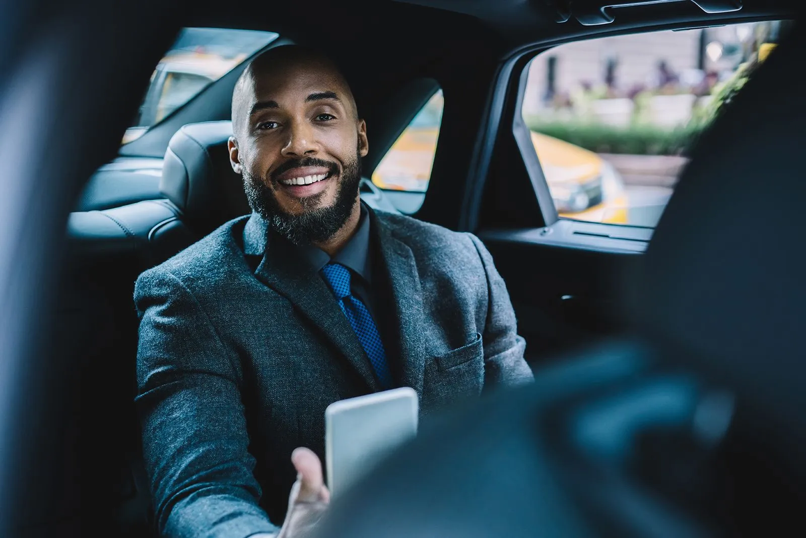 Famille en train de déménager avec un van TaxisVerts