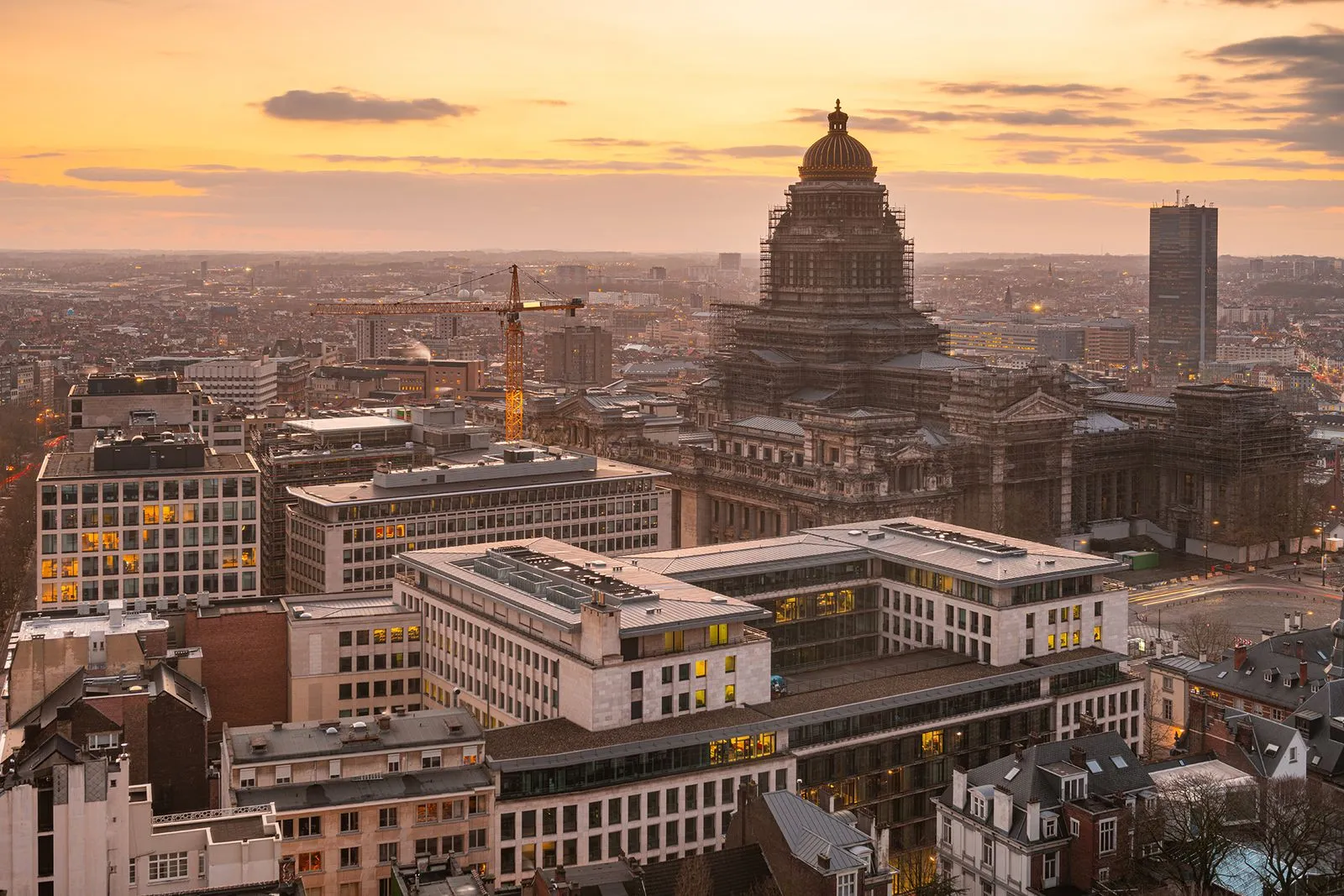 Vue au coucher du soleil sur la ville de Bruxelles avec le Palais de Justice en rénovation au centre.