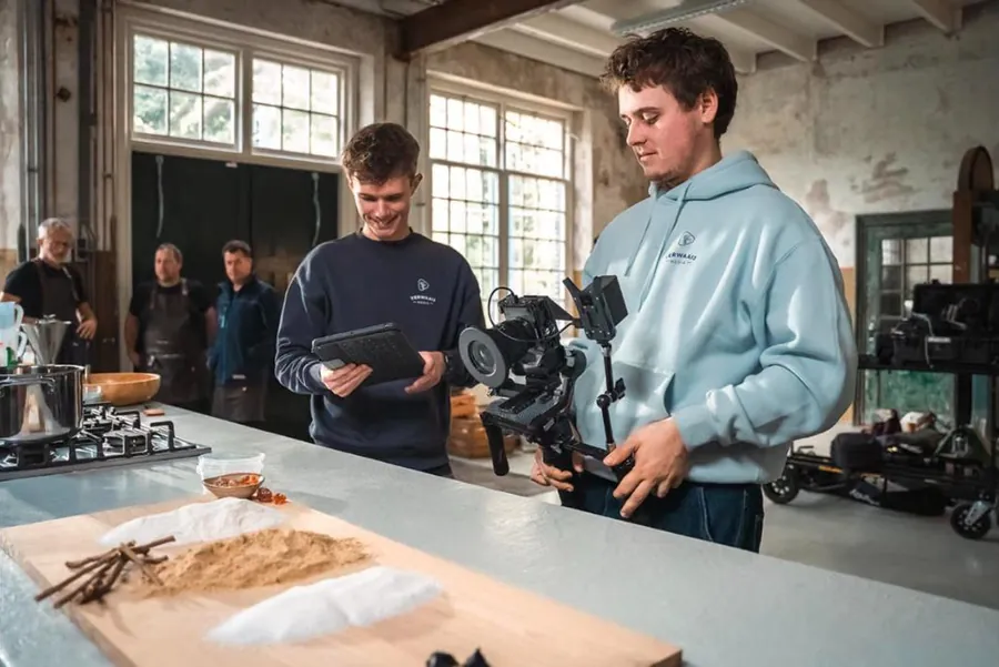 Stephan en Camiel van Verwaaij Media maken de camera klaar voor een filmdag