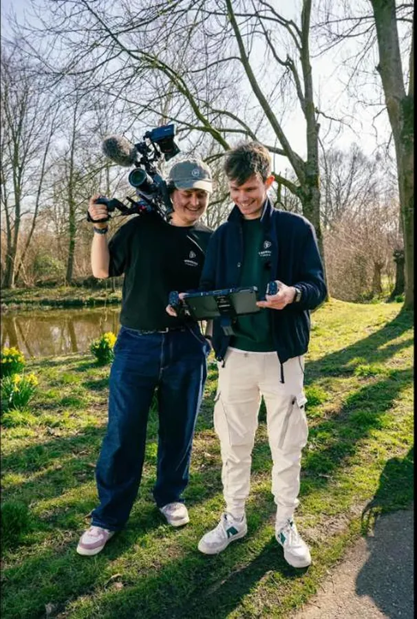 Stephan en Camiel kijken samen naar het beeld