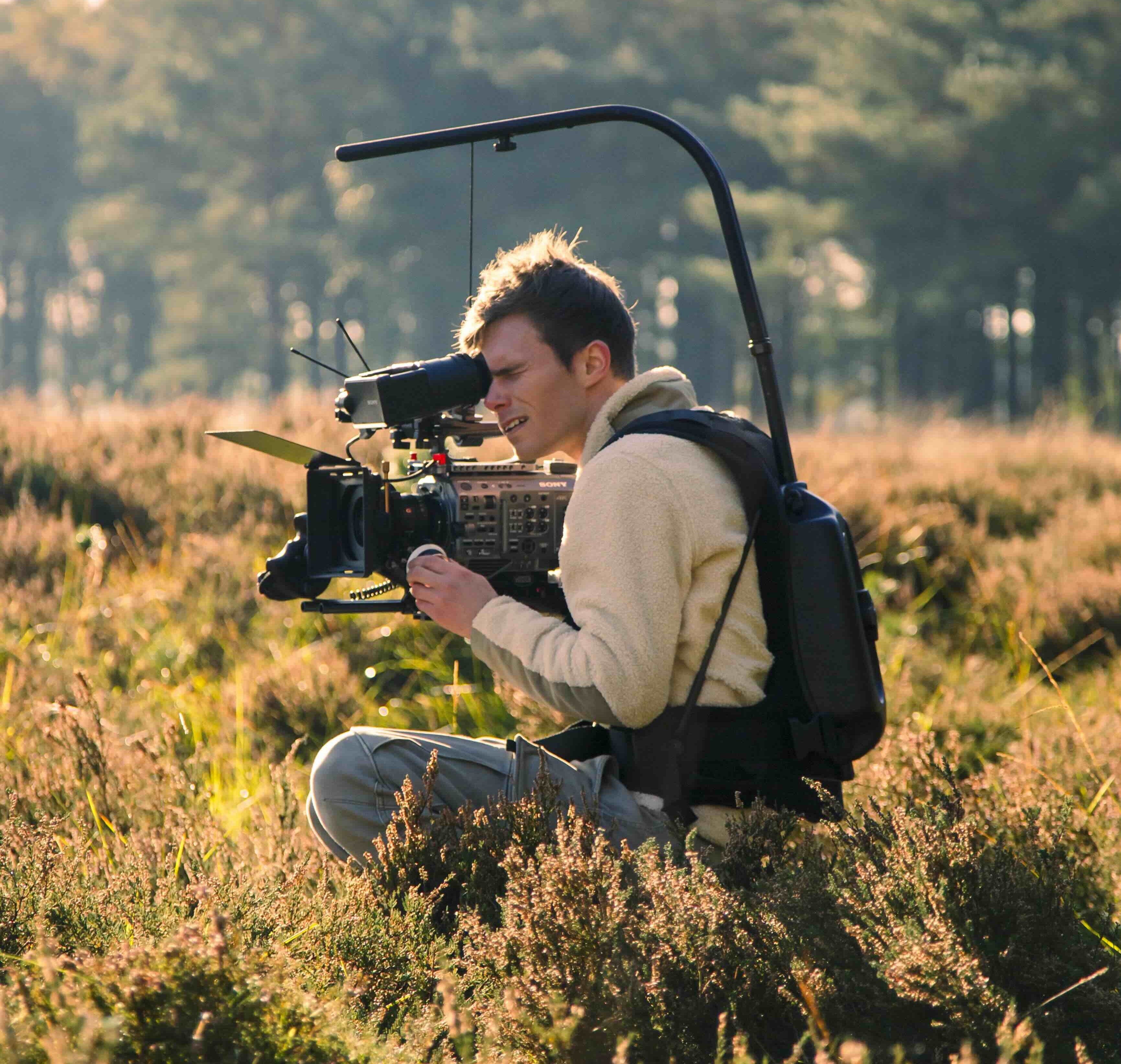Cameraman filmt een scène voor de jeugddramaserie Zwabber op de heide.