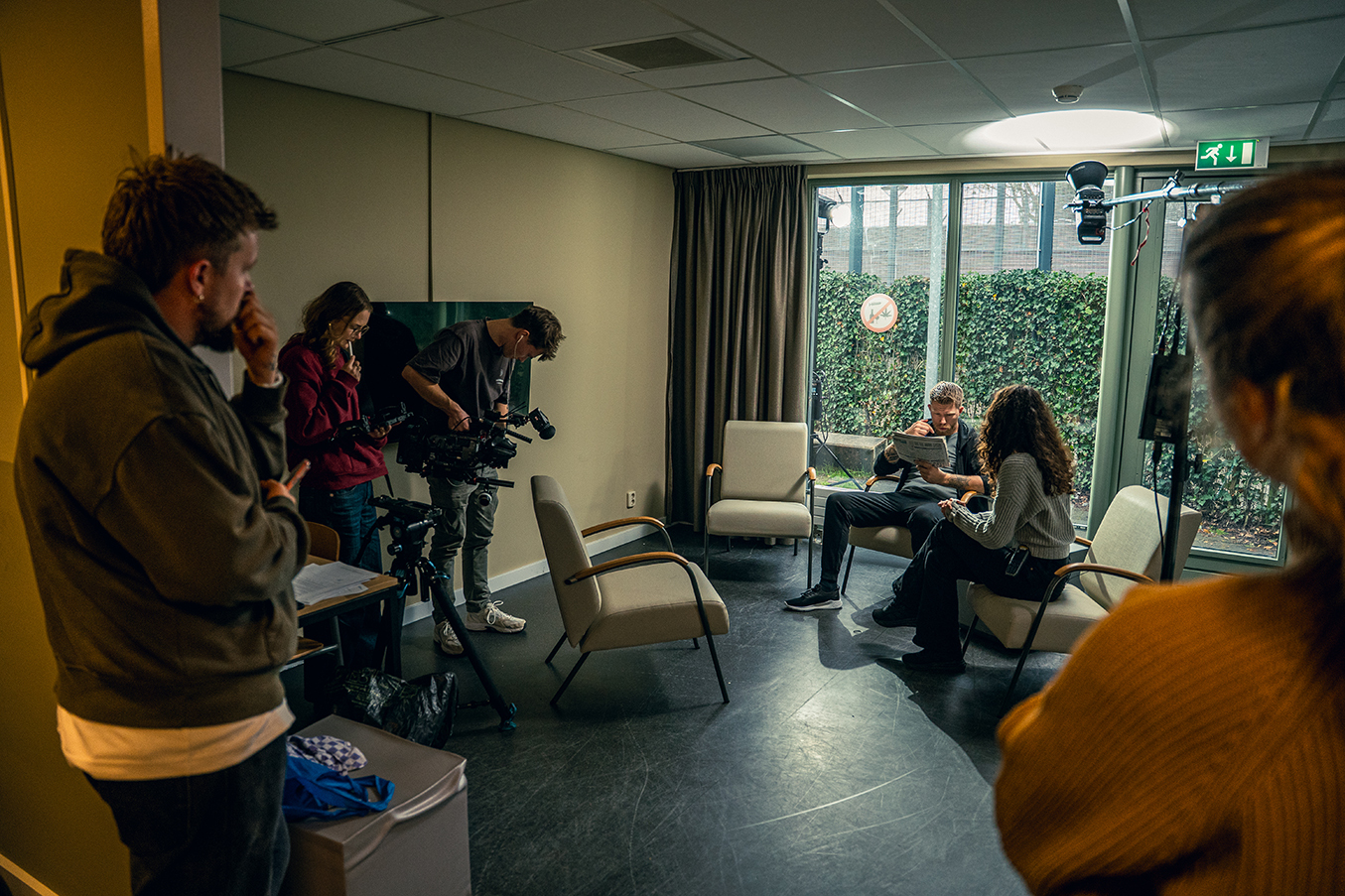 Filmcrew neemt een gespreksscène tussen een cliënt en begeleider op voor de brandfilm van Fivoor.