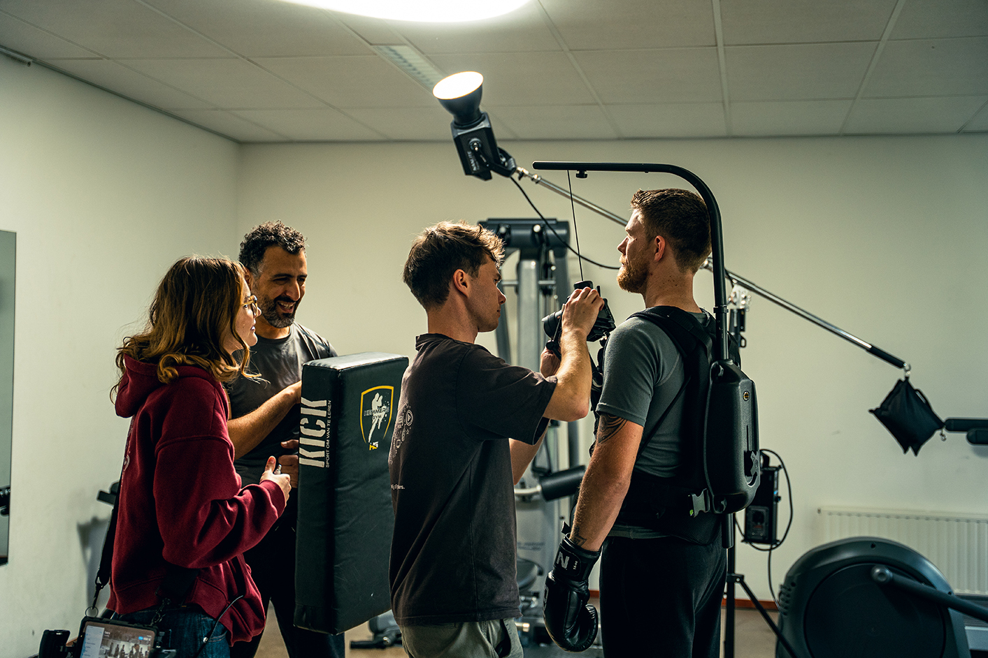 Cameraman bevestigt een camera op een acteur tijdens de opnames van de brandfilm voor Fivoor.