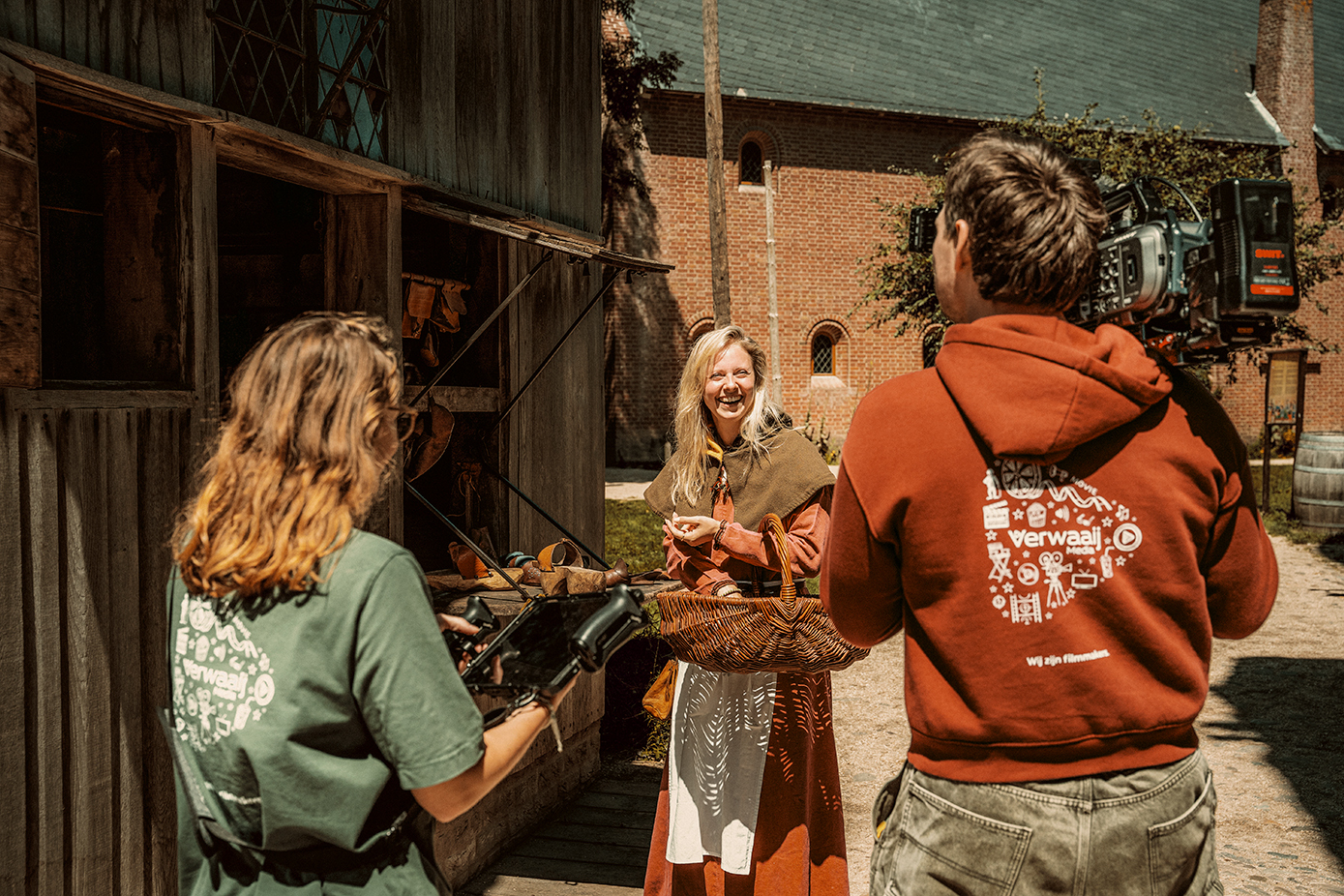 Filmcrew filmt presentatrice Vera in historische kleding voor de campagnefilm over Alphen aan den Rijn.