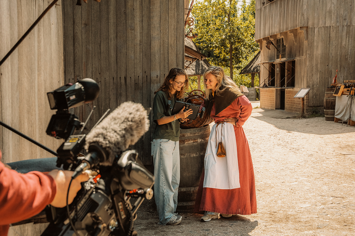Presentatrice Vera bekijkt samen met een crewlid de opgenomen beelden tijdens de filmdag.