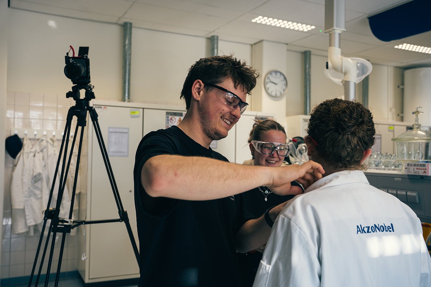 Filmcrew tijdens video-opnames voor Hogeschool Leiden op een locatie binnen het lab van AkzoNobel