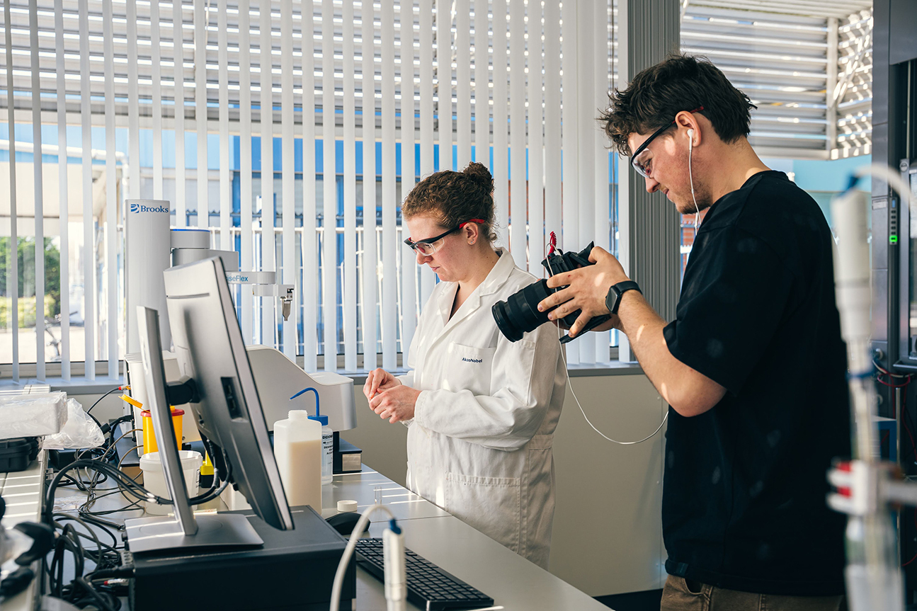Cameraman filmt een professional tijdens het werk voor de social videoserie van Hogeschool Leiden.