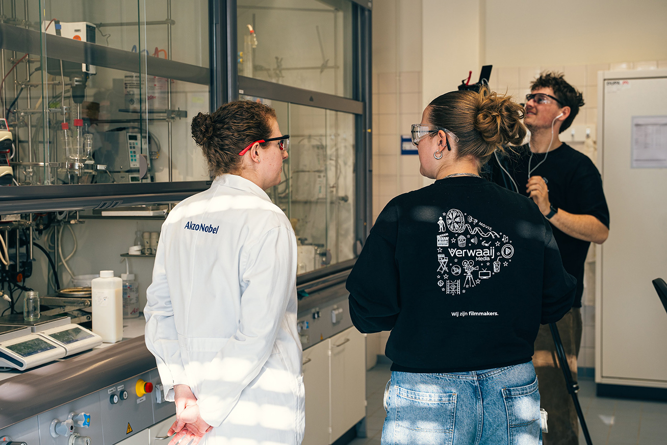 Alumnus wordt geïnterviewd voor de social videoserie van Hogeschool Leiden.