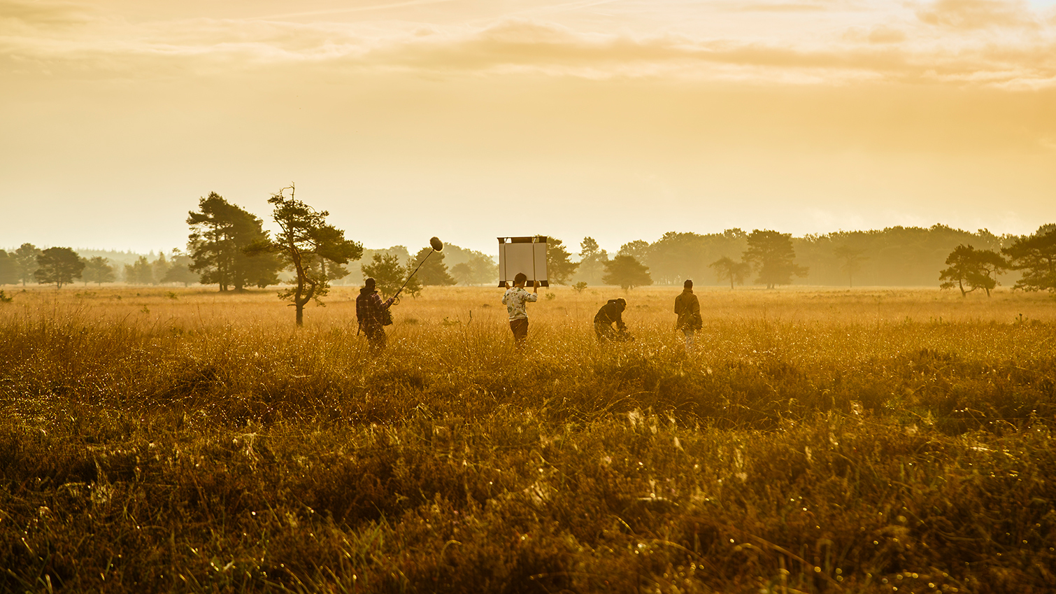 Filmcrew tijdens de opnames van de jeugddramaserie Zwabber op de heide.