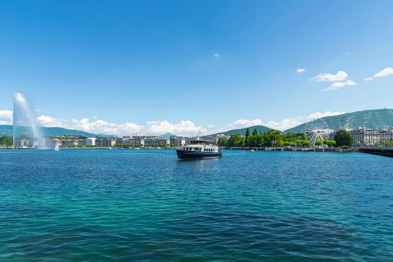 A boat on the Geneva lake