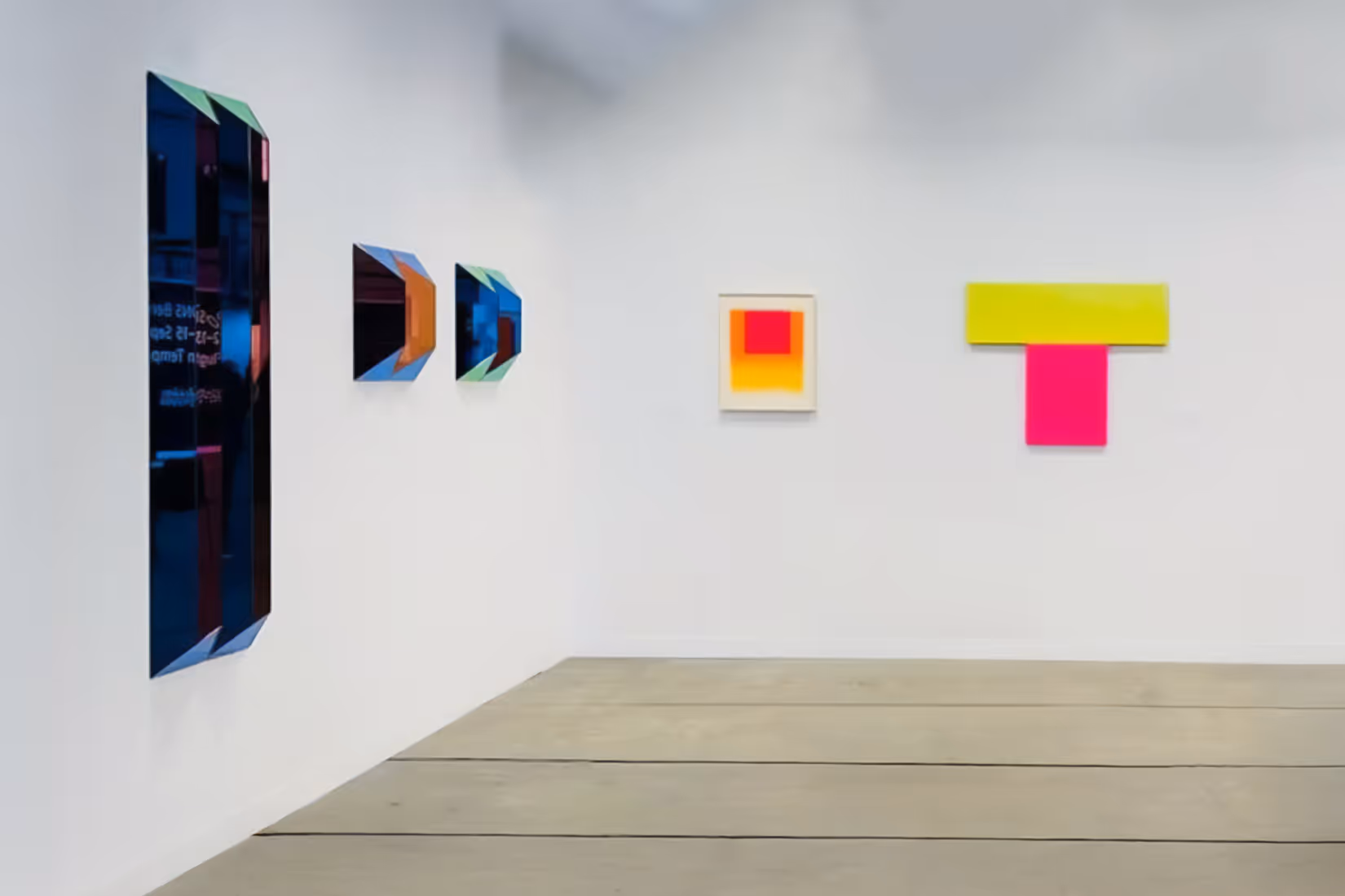 Ausstellungsansicht apaper positions 2025 mit Werken von Alexander Deubl und Rupprecht Geiger – Malte Uekermann Kunsthandel Berlin