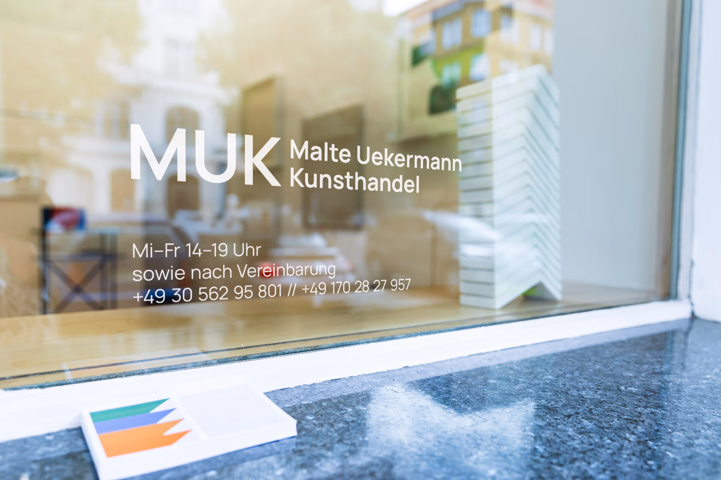 Außenansicht Malte Uekermann Kunsthandel Berlin – Galerieeingang und Schaufenster. Exterior view of Malte Uekermann Kunsthandel Berlin – gallery entrance and window.