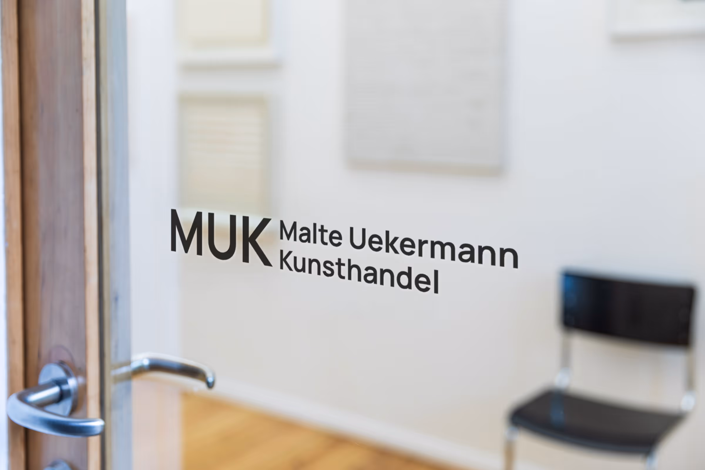 Außenansicht Malte Uekermann Kunsthandel Berlin – Galerieeingang und Schaufenster. Exterior view of Malte Uekermann Kunsthandel Berlin – gallery entrance and window.