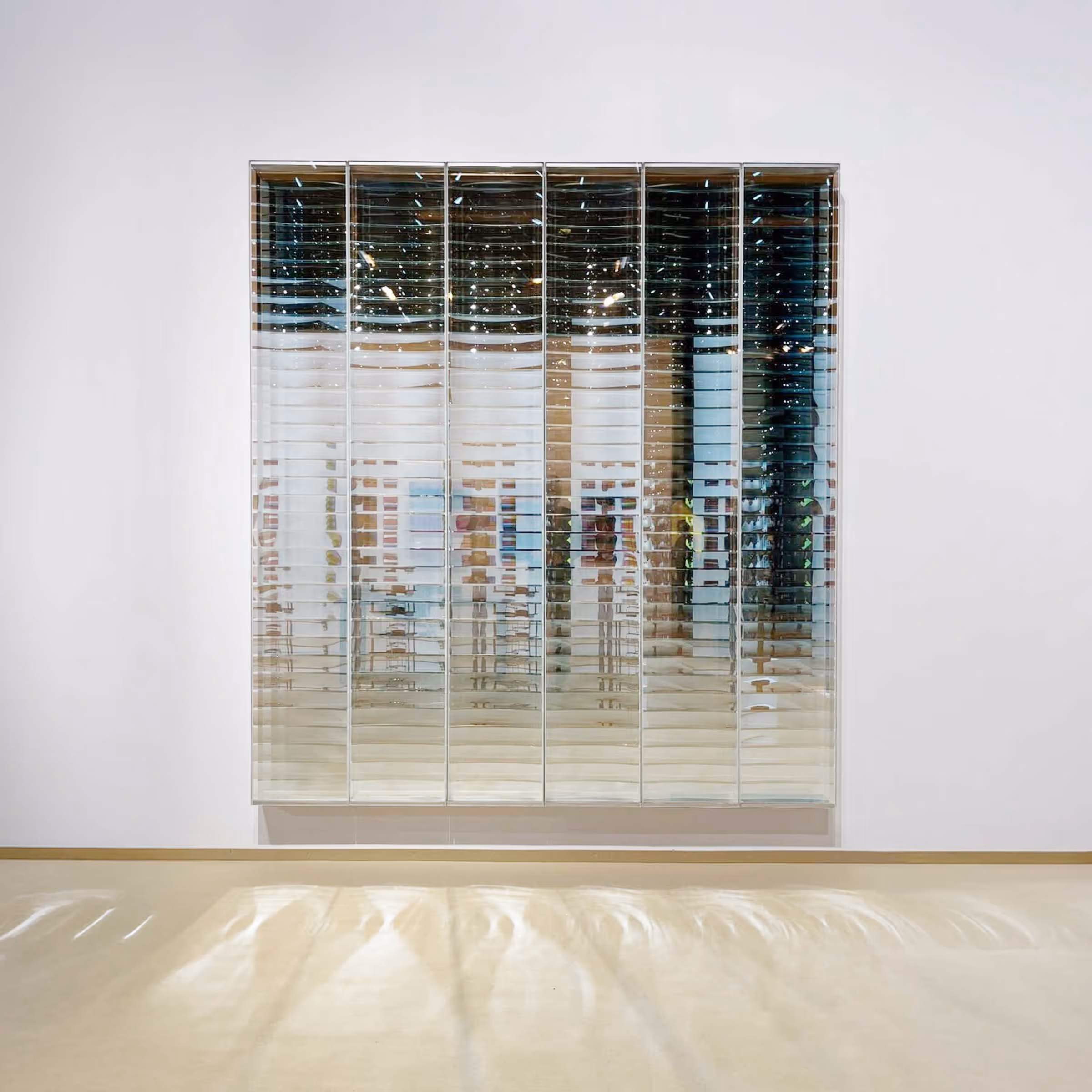 Adolf Luther; Integration, Sphärisches Hohlspiegelobjekt, 6 Hohlspiegelstelen, halbtransparent, konkav, streifenförmig, Glachspiegel, Plexiglas, Holz. 1973 
243,7 x 218,4 x 8,8 cm