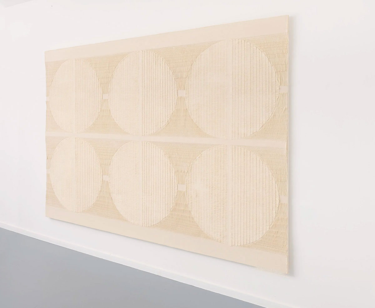 Linienobjekt (Beweglicher Turm, 1968) von Leo Erb – weiß lackiertes Aluminium, Malte Uekermann Kunsthandel Berlin / Line object (Moving Tower, 1968) by Leo Erb – white-lacquered aluminium, represented by Malte Uekermann Kunsthandel Berlin