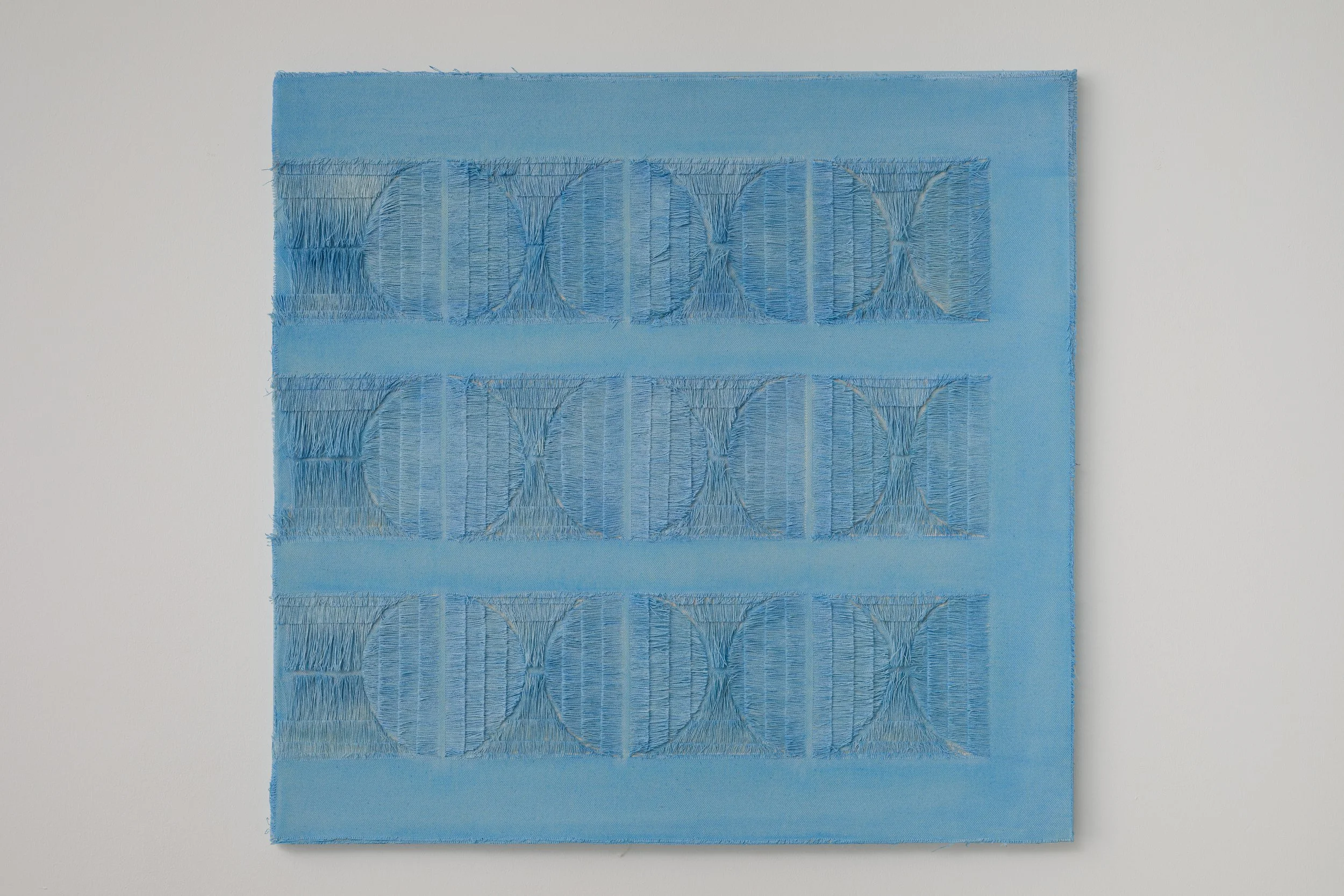 Linienobjekt (Beweglicher Turm, 1968) von Leo Erb – weiß lackiertes Aluminium, Malte Uekermann Kunsthandel Berlin / Line object (Moving Tower, 1968) by Leo Erb – white-lacquered aluminium, represented by Malte Uekermann Kunsthandel Berlin