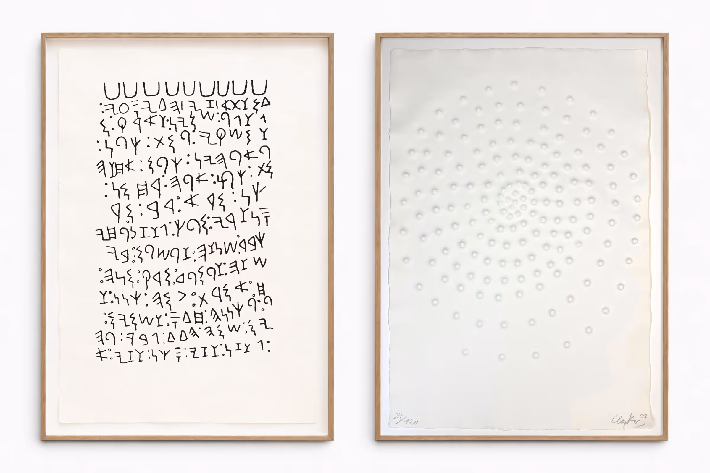 Zwei gerahmte Kunstwerke nebeneinander: links ein Blatt mit schwarzer Schrift in unbekannter Zeichensprache, rechts ein Blatt mit erhabenen Punkten in spiralförmiger Anordnung auf weißem Hintergrund.