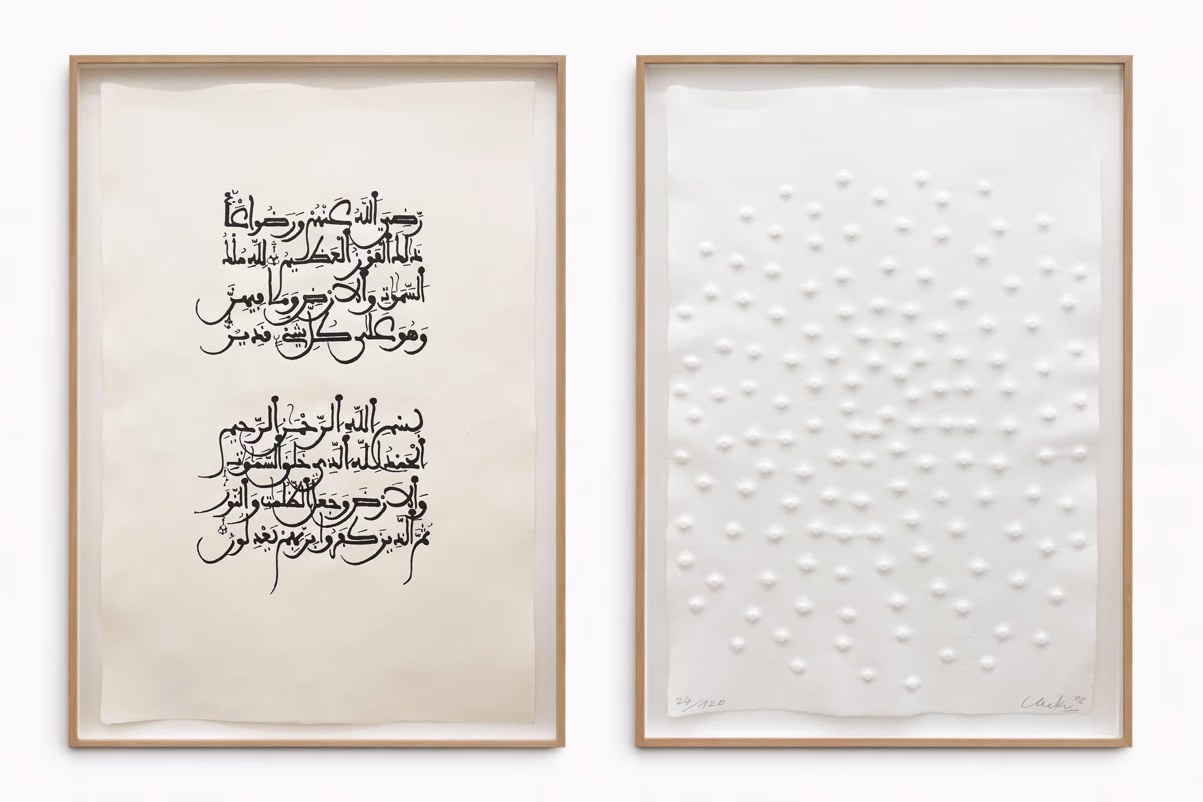 Zwei gerahmte Kunstwerke nebeneinander: links schwarze kalligrafische Schriftzeichen auf heller Fläche, rechts weiße Fläche mit erhabenen Punkten im Raster.
